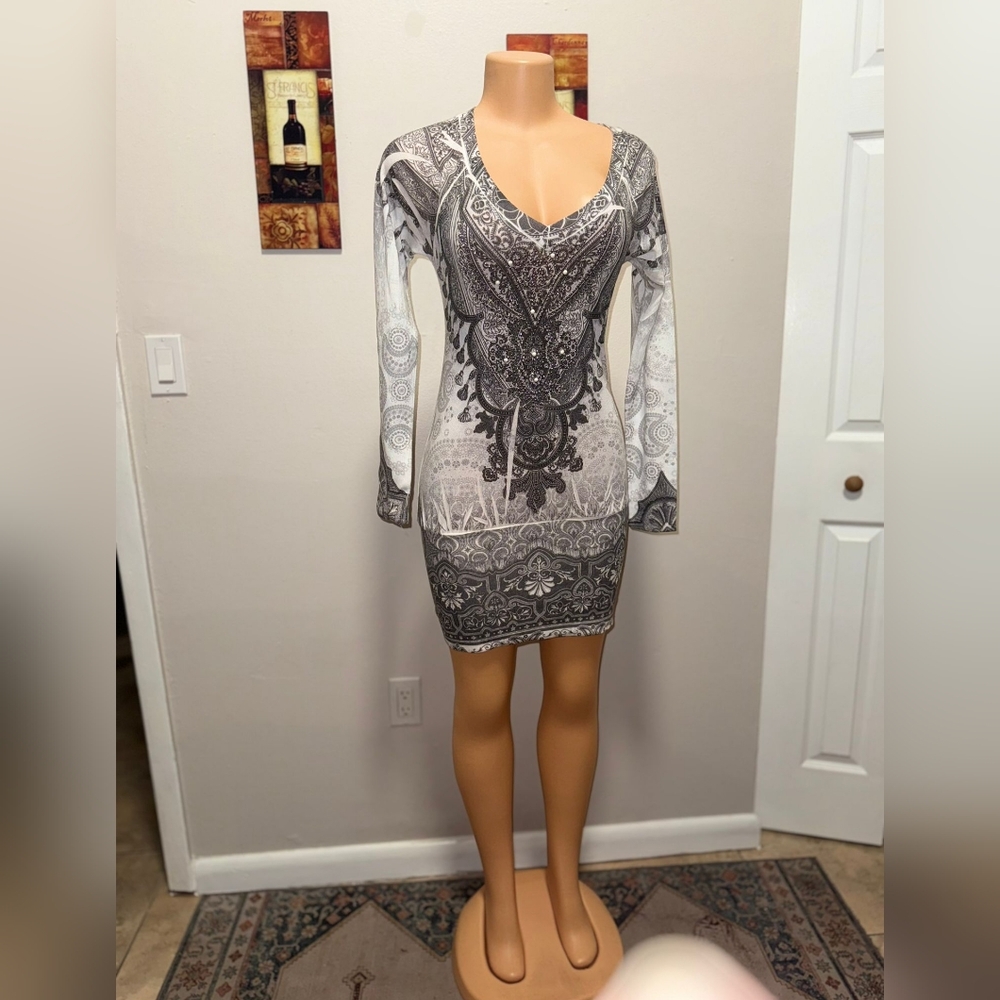 NEW XOXO DRESS LONG SLEEVE SIZE M - Picture 4 of 6